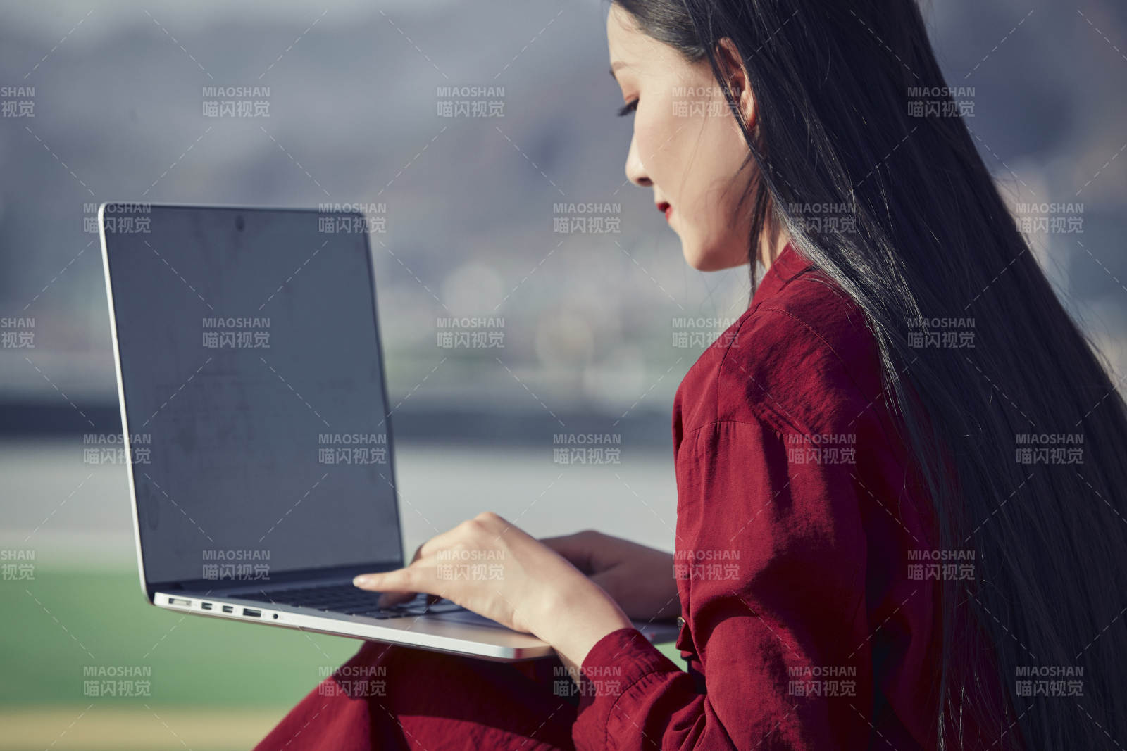 亚洲商务年轻女性在楼顶停机坪使用电脑办公图片