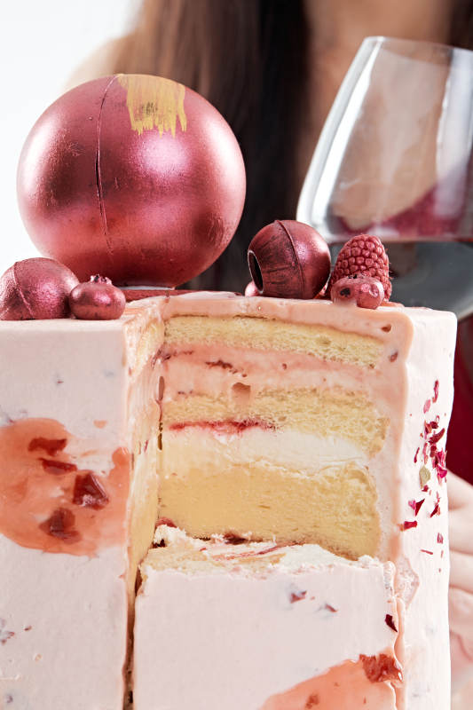 喝红酒品尝蛋糕的年轻女性图片