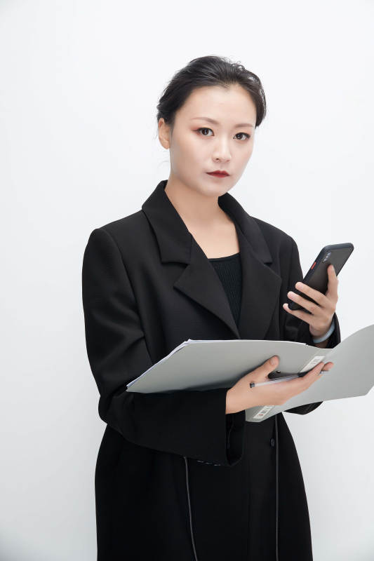 白色背景下拿着文件夹的美丽商务女士图片