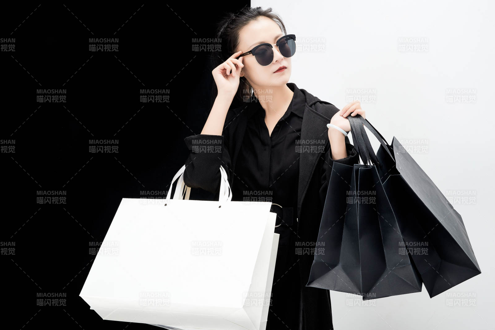 黑白色背景下的手提购物袋的时尚亚洲少女图片