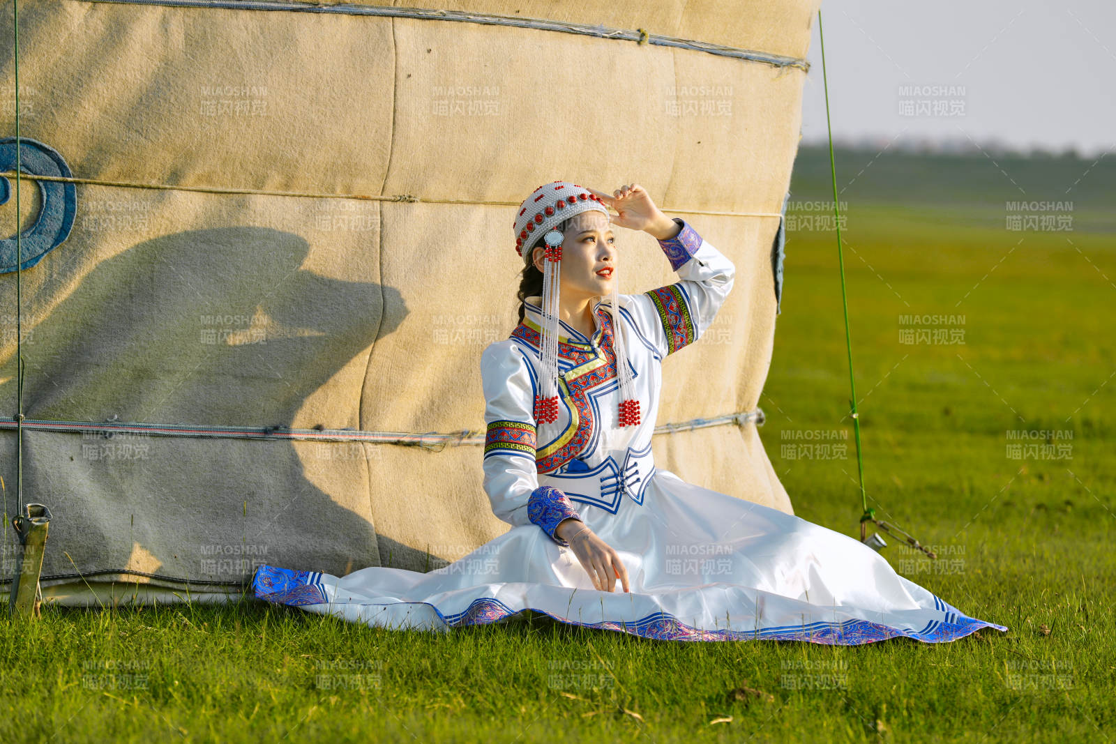 草原上穿着蒙古族传统服饰的亚洲年轻美少女图片
