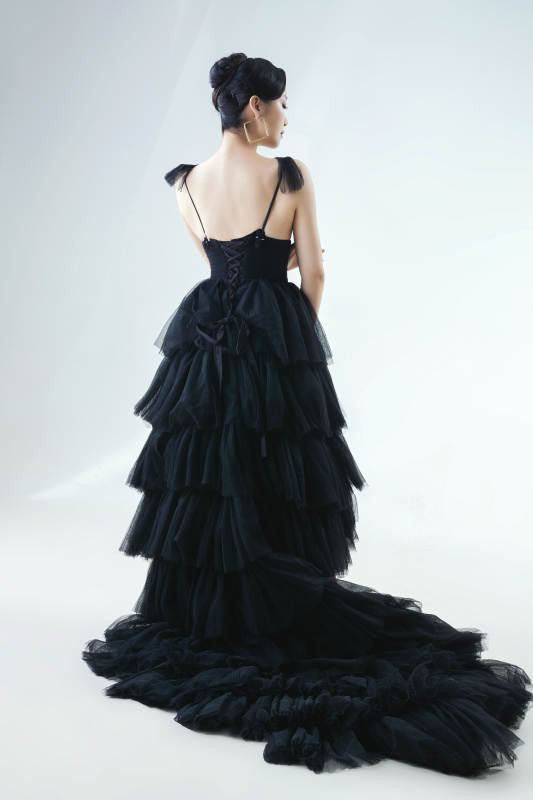 棚拍白色背景下的洁白婚纱新娘美妆图片