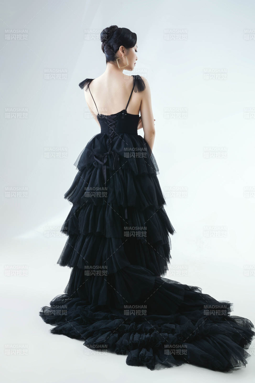 棚拍白色背景下的洁白婚纱新娘美妆图片