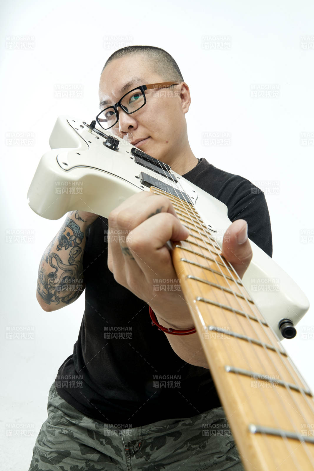 手持电吉他展示演奏的亚洲男性摇滚乐手人像图片