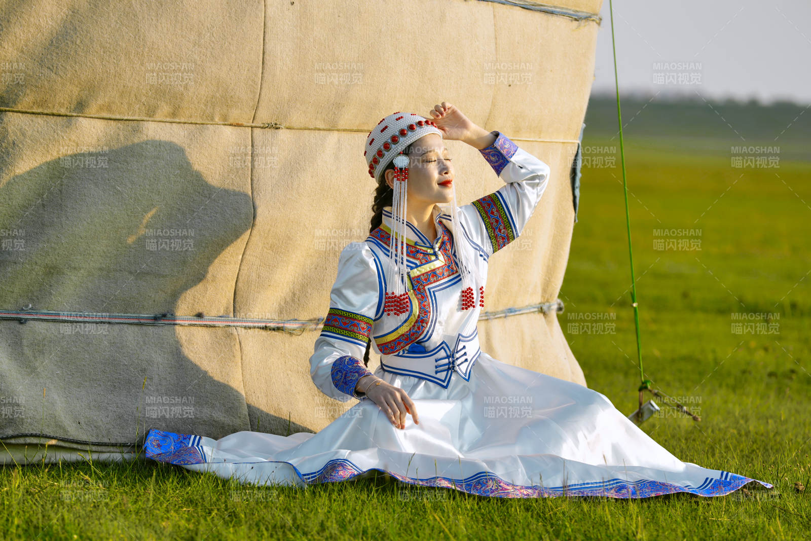 草原上穿着蒙古族传统服饰的亚洲年轻美少女图片
