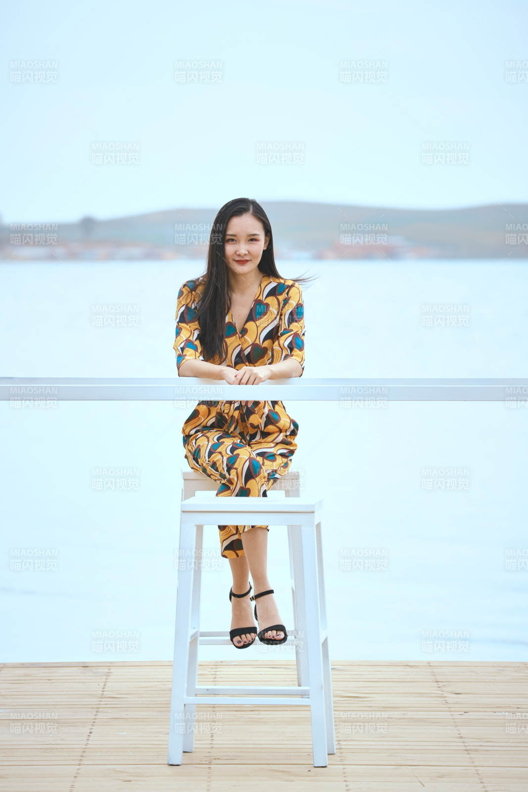 悠闲的坐在美丽湖岸码头的亚洲年轻女性人像图片