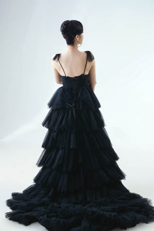 棚拍白色背景下的洁白婚纱新娘美妆图片