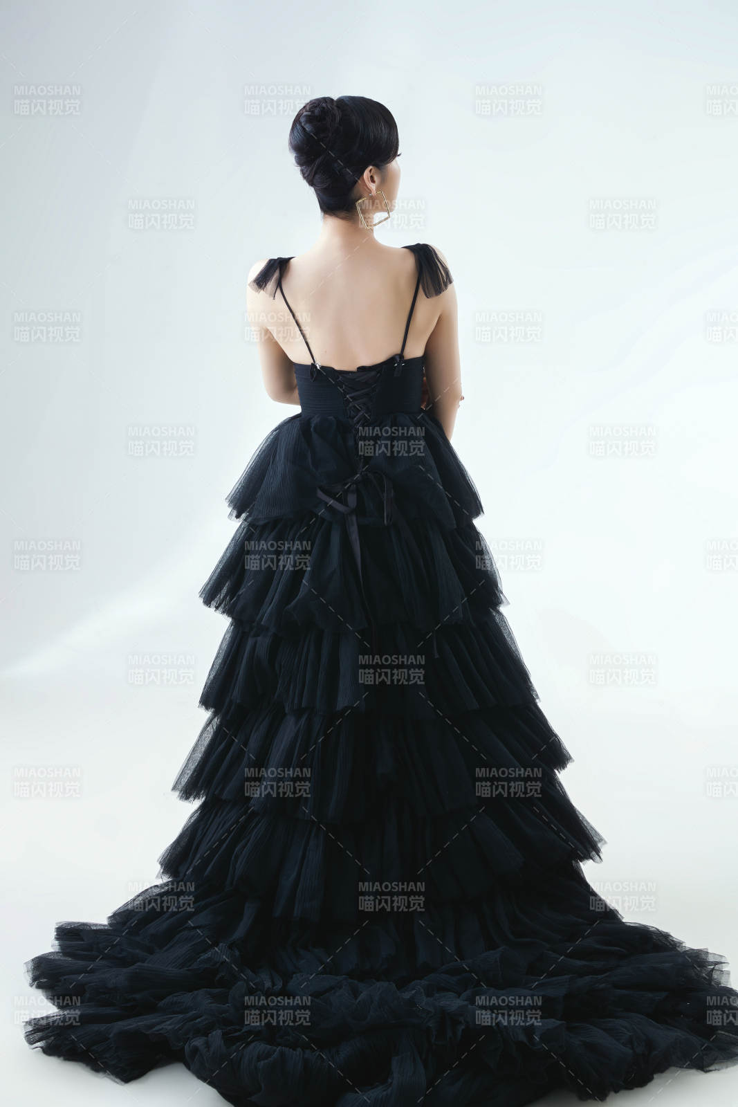 棚拍白色背景下的洁白婚纱新娘美妆图片