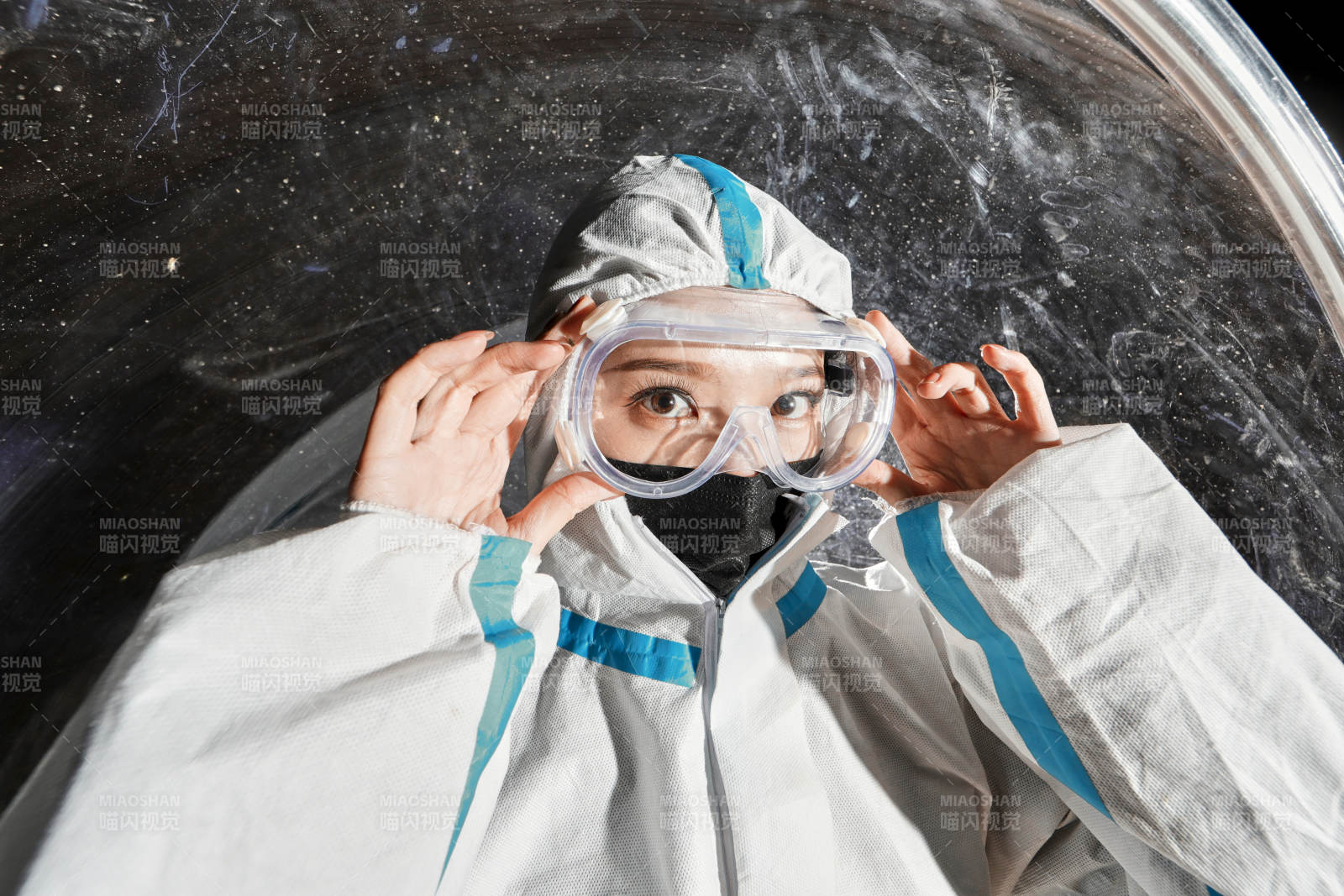 穿白色防护服佩戴护目镜口罩的女性防护人员图片