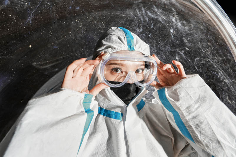 穿白色防护服佩戴护目镜口罩的女性防护人员图片