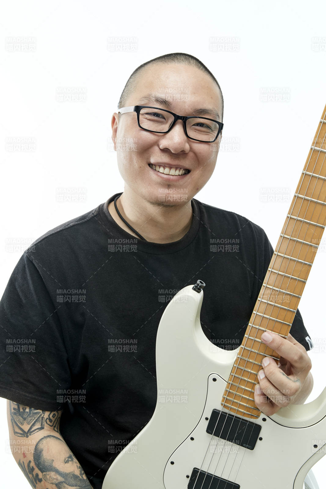 手持电吉他展示演奏的亚洲男性摇滚乐手人像图片