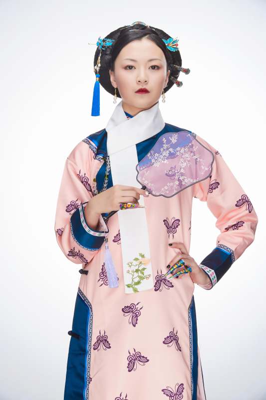 白色背景下的清代女性古装造型清朝古装图片