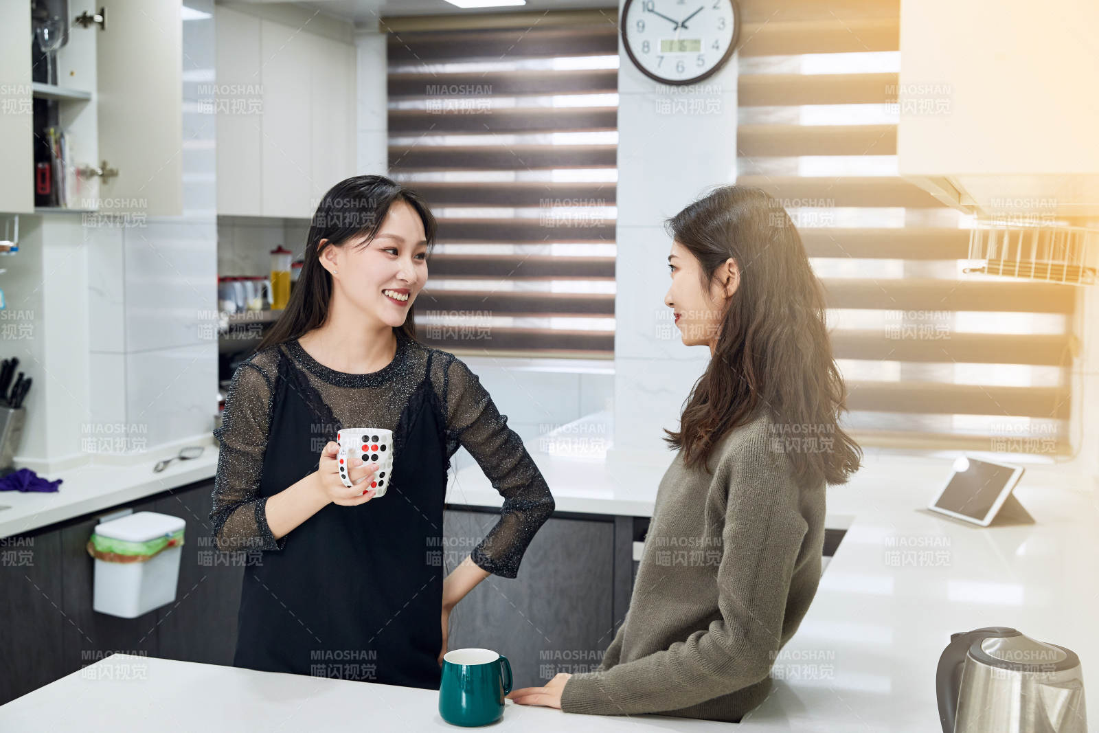 在餐厅喝咖啡闲聊的亚洲闺蜜图片