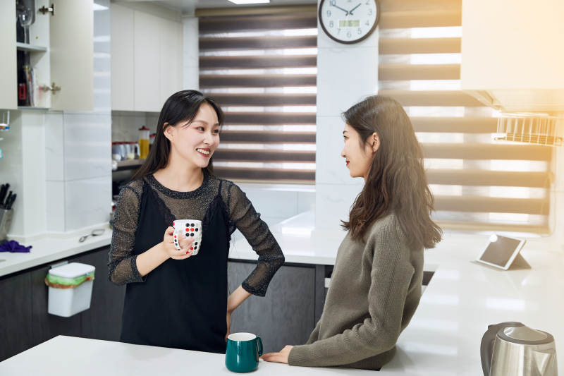 在餐厅喝咖啡闲聊的亚洲闺蜜图片