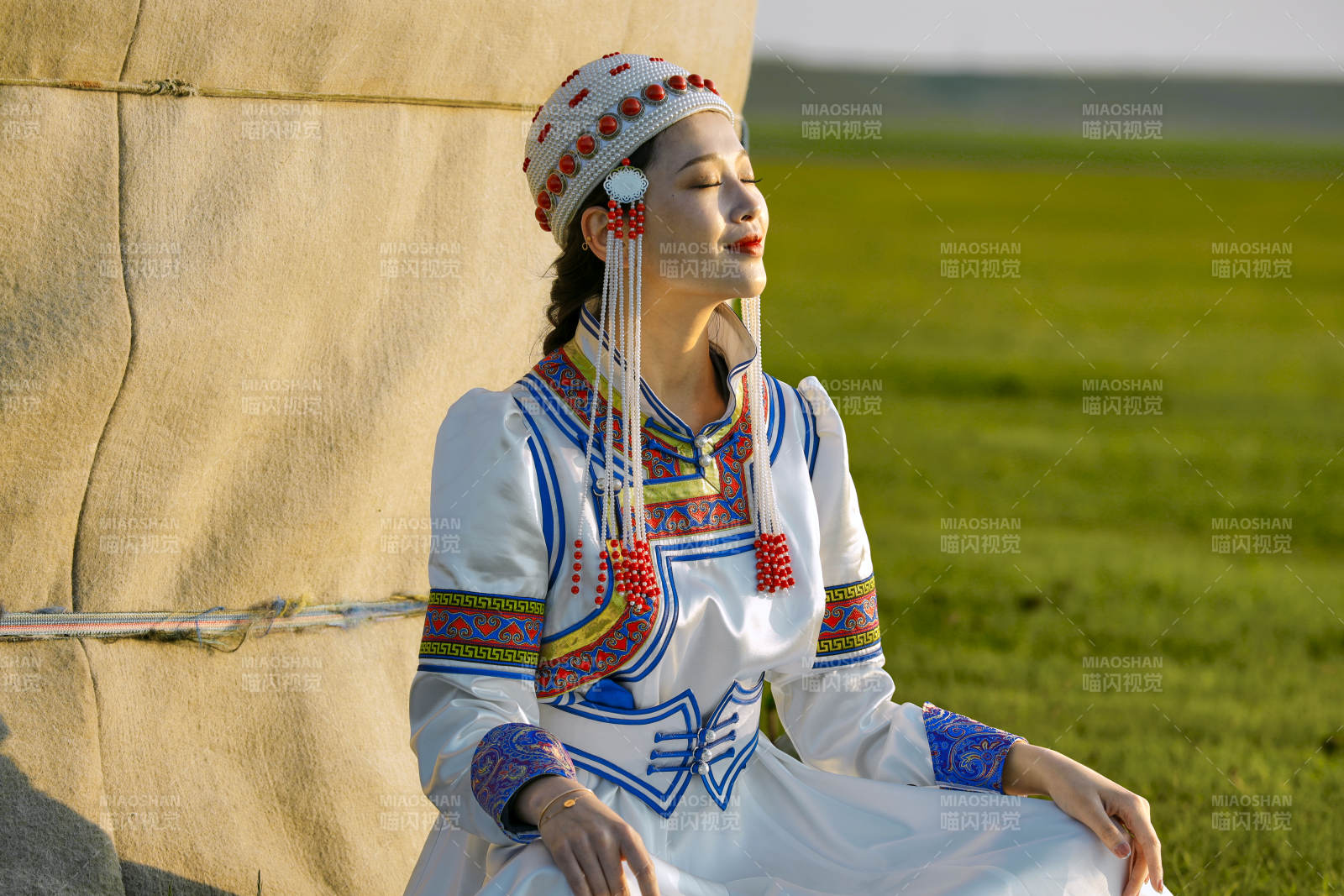 草原上穿着蒙古族传统服饰的亚洲年轻美少女图片