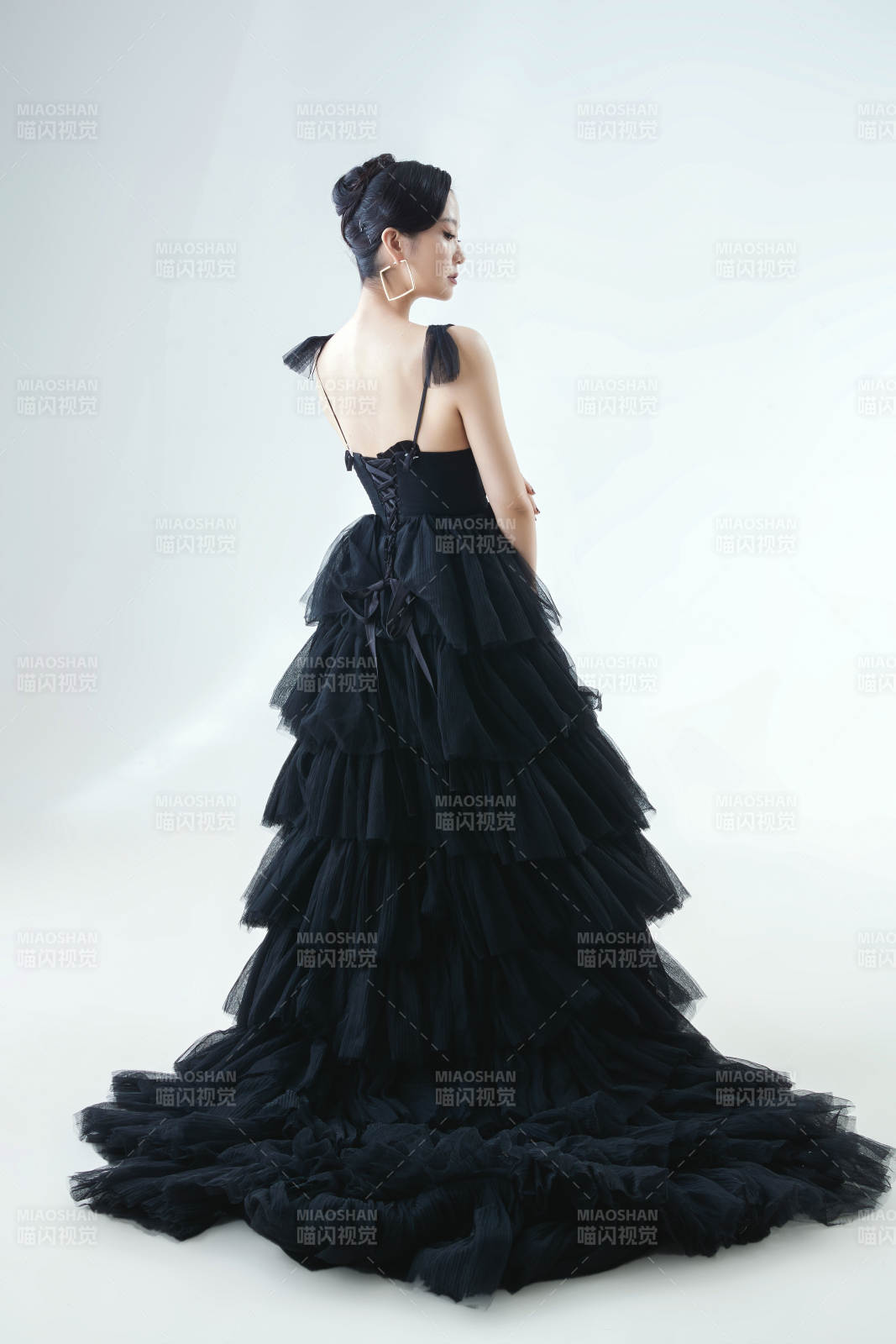 棚拍白色背景下的洁白婚纱新娘美妆图片