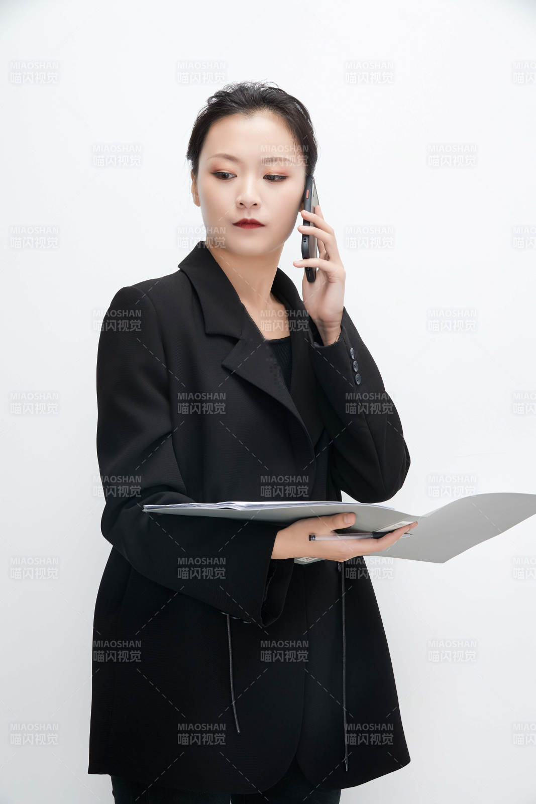 白色背景下拿着文件夹的美丽商务女士图片