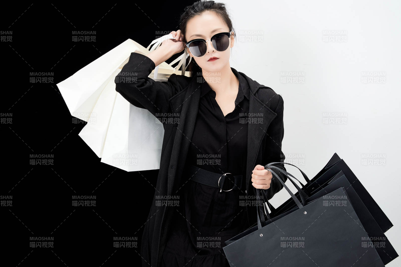 黑白色背景下的手提购物袋的时尚亚洲少女图片