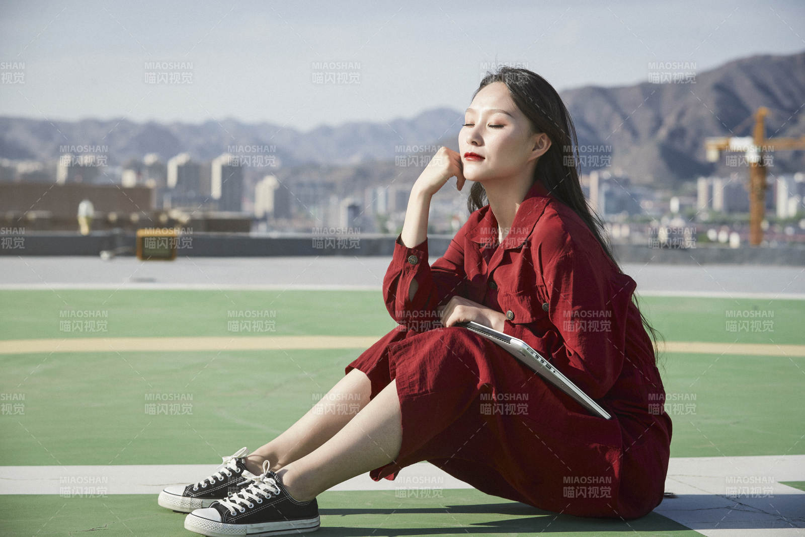 亚洲商务年轻女性在楼顶停机坪使用电脑办公图片