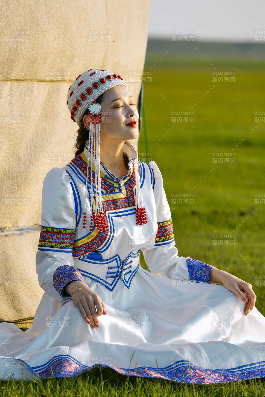 草原上穿着蒙古族传统服饰的亚洲年轻美少女图片