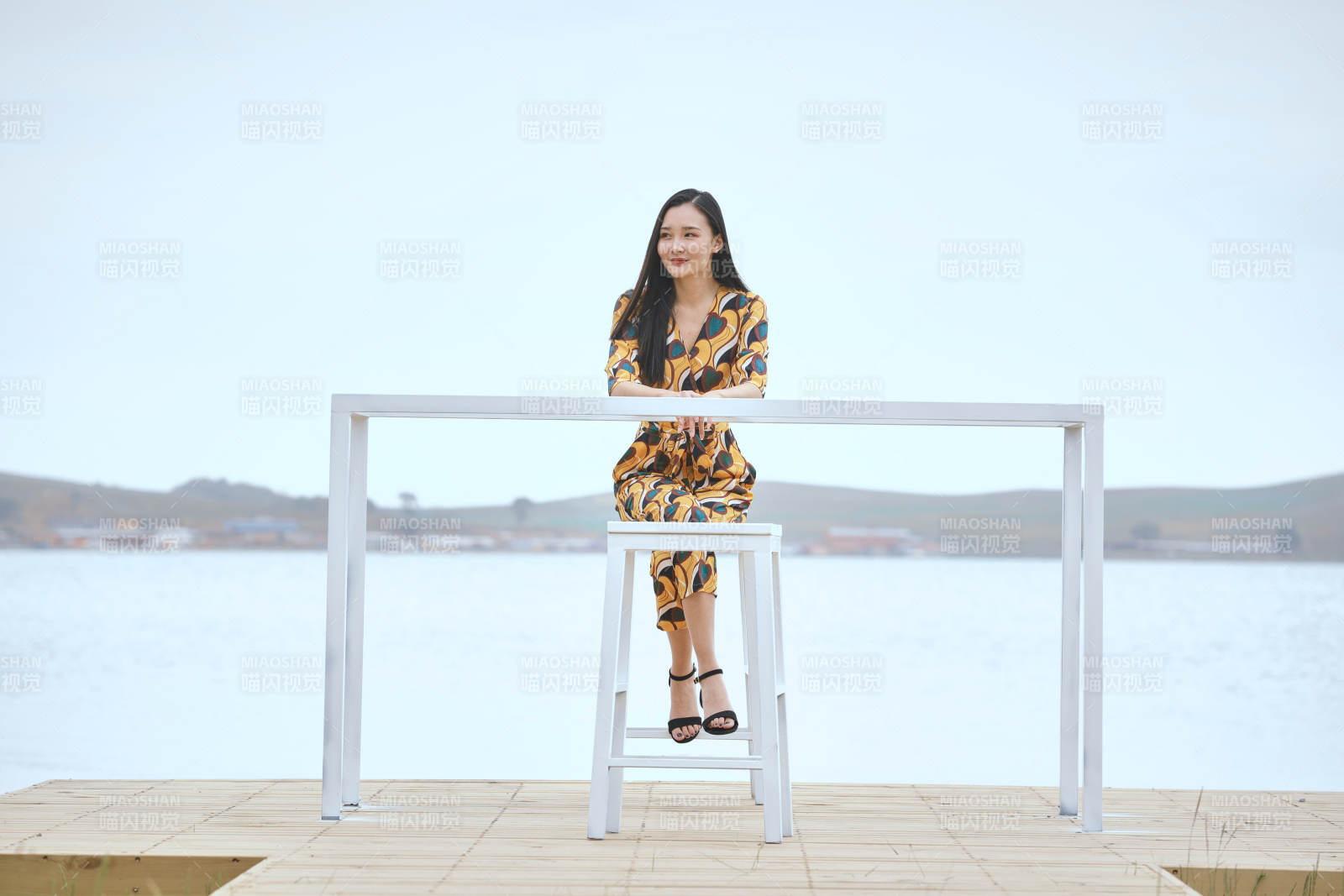 悠闲的坐在美丽湖岸码头的亚洲年轻女性人像图片