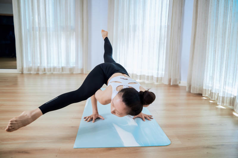 做瑜伽动作的亚洲年轻女性图片