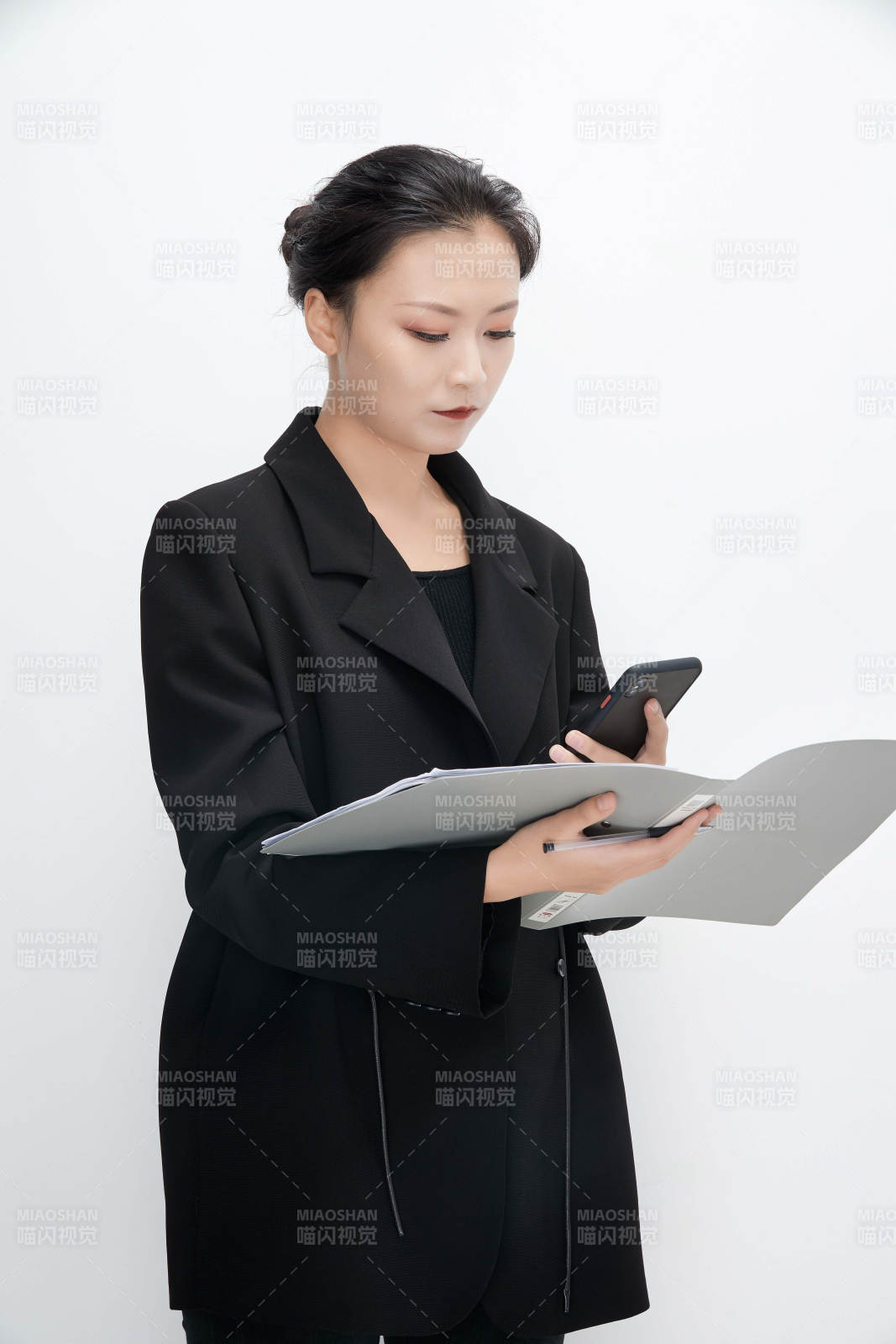 白色背景下拿着文件夹的美丽商务女士图片