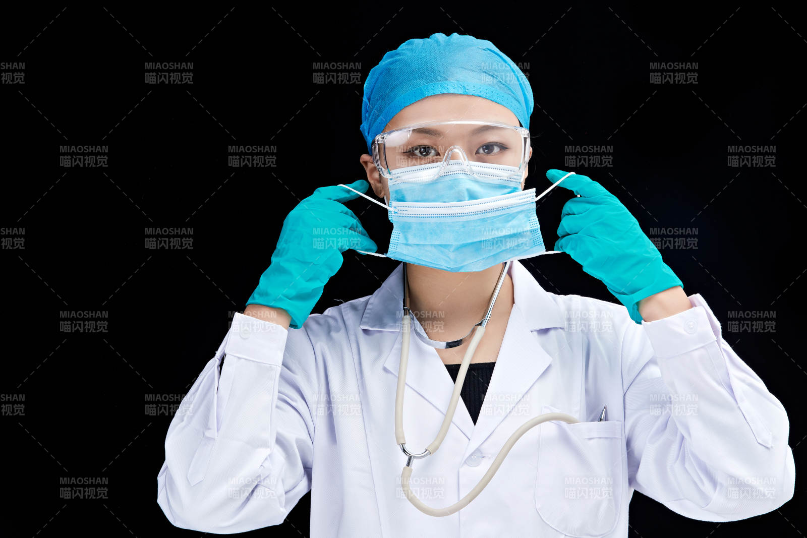 专业的医护人员提示口罩佩戴的重要性图片