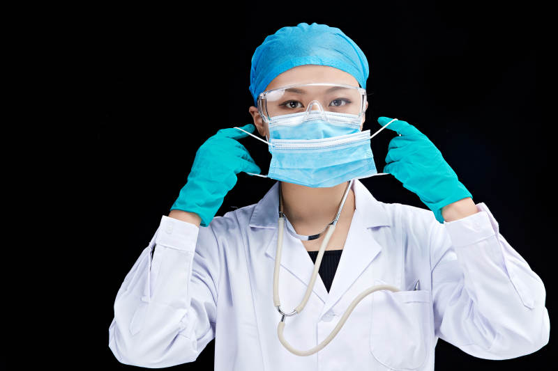 专业的医护人员提示口罩佩戴的重要性图片