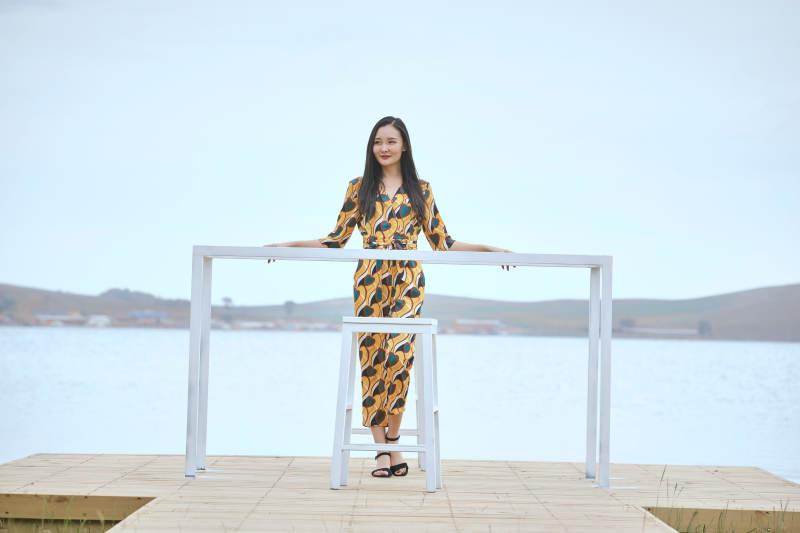 悠闲的坐在美丽湖岸码头的亚洲年轻女性人像图片