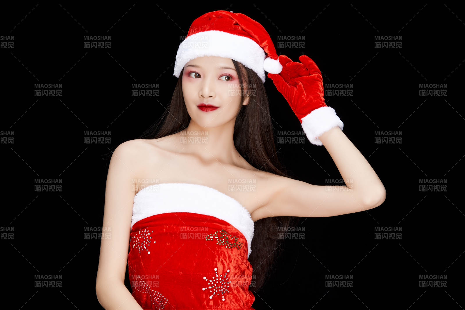 身穿圣诞服饰手提购物袋性感可爱的圣诞女郎图片