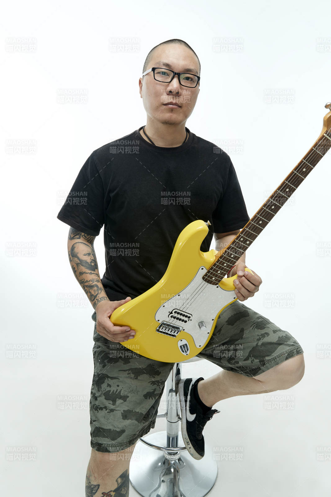 手持电吉他展示演奏的亚洲男性摇滚乐手人像图片