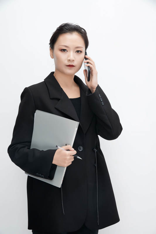 白色背景下拿着文件夹的美丽商务女士图片