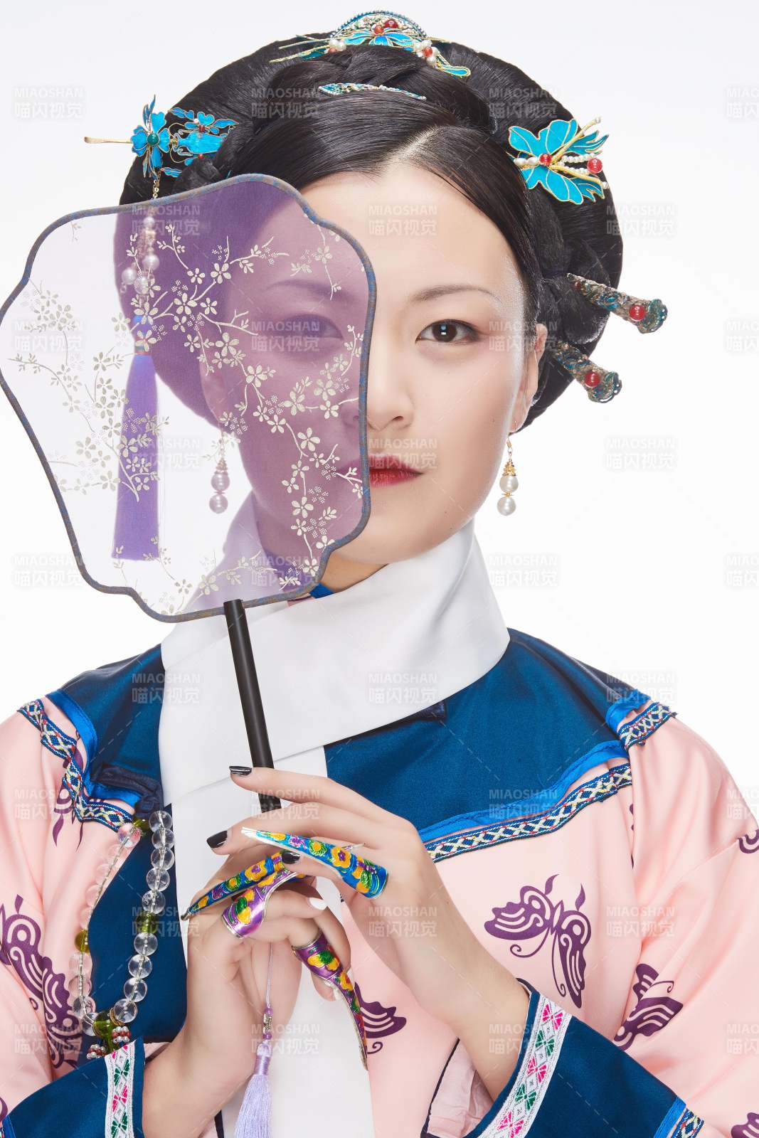 白色背景下的清代女性古装造型清朝古装图片