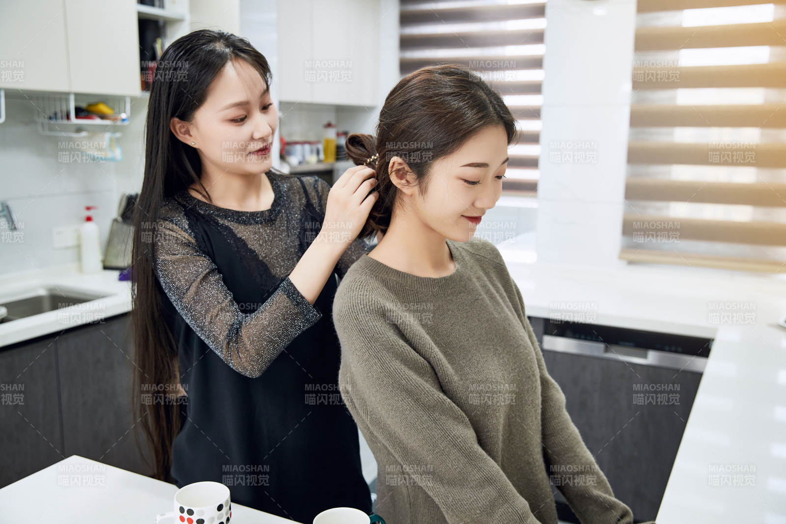 在餐厅喝咖啡闲聊的亚洲闺蜜图片