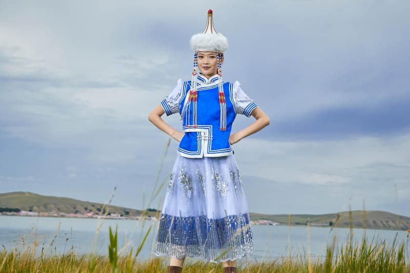草原上身穿豪华蒙古族服饰的蒙族少女图片