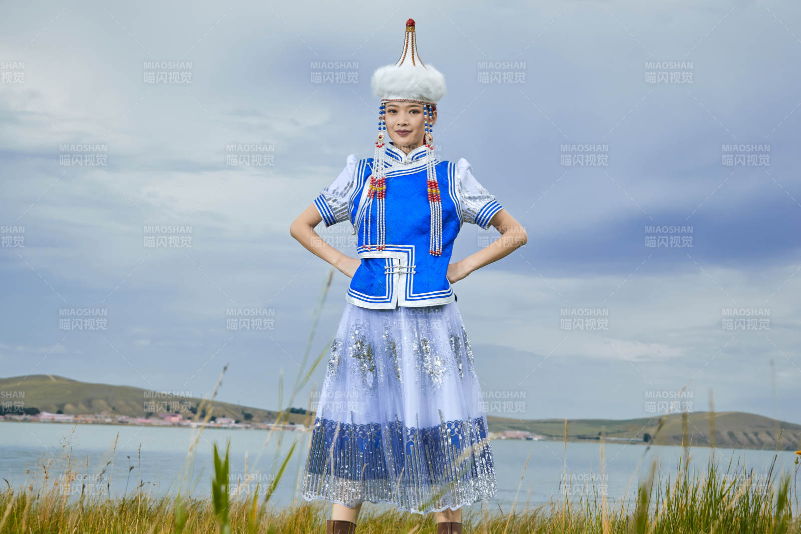 草原上身穿豪华蒙古族服饰的蒙族少女图片