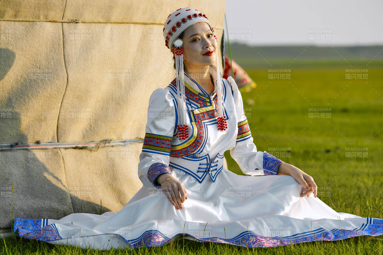 草原上穿着蒙古族传统服饰的亚洲年轻美少女图片