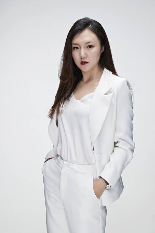 影棚拍摄白色背景亚洲年轻女性商务人像图片