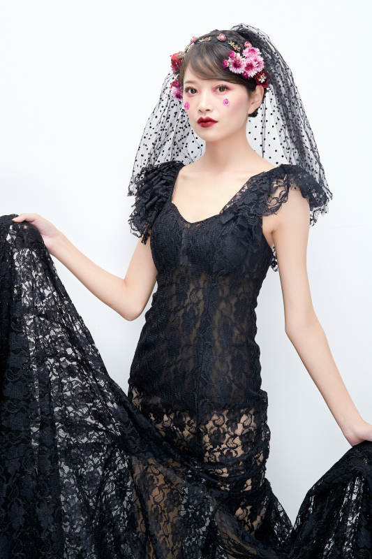 白色背景下的新娘彩妆美女人像图片