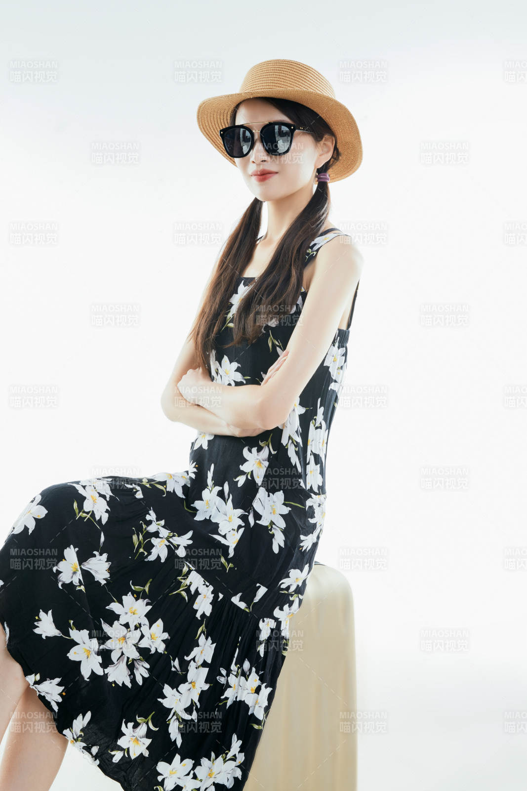 白色背景下准备出发旅行的美丽东方女大学生图片