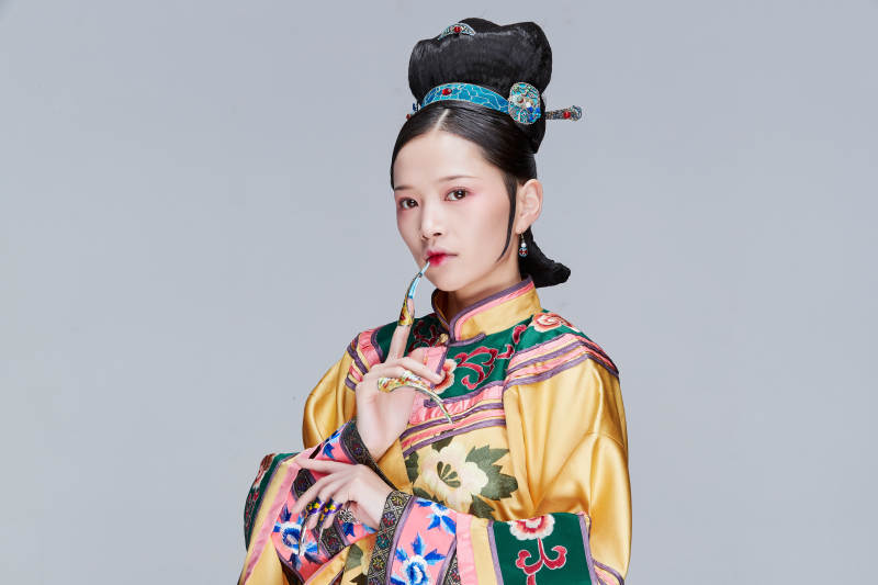 白色背景下的清代女性古装造型清朝古装图片