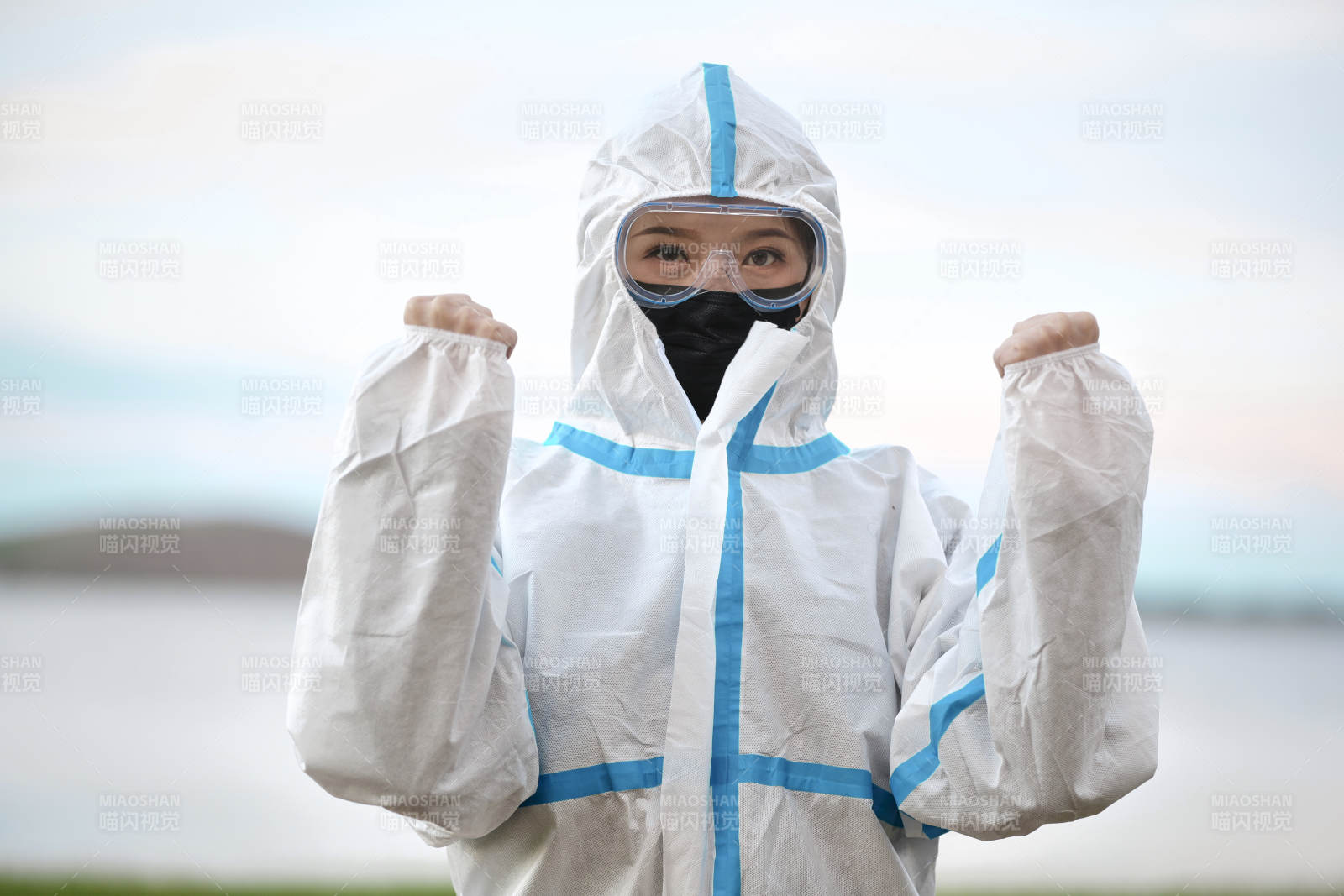 穿白色防护服佩戴护目镜口罩的女性防护人员图片