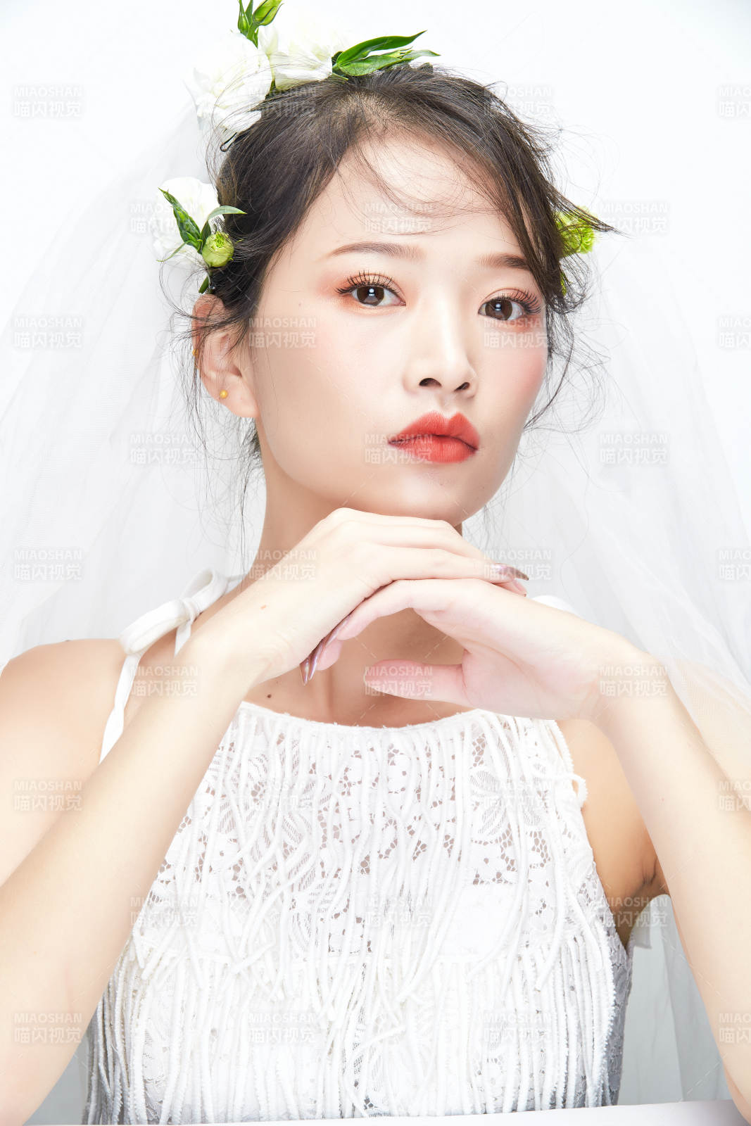 棚拍白色背景下的新娘美妆图片