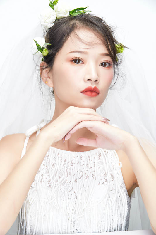 棚拍白色背景下的新娘美妆图片