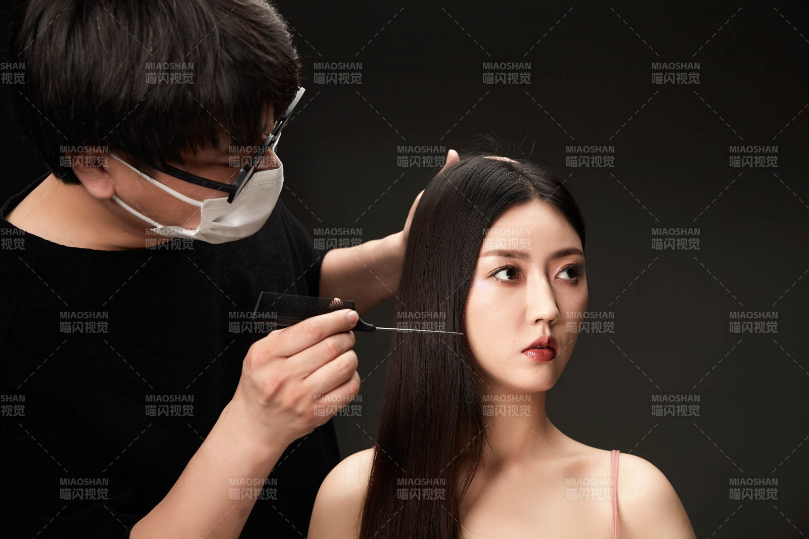 进行美妆化妆的化妆师与模特图片