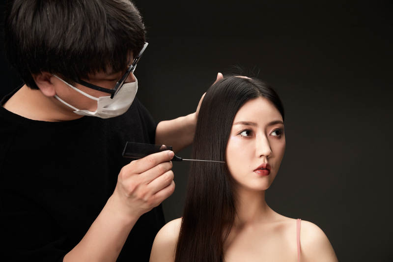 进行美妆化妆的化妆师与模特图片