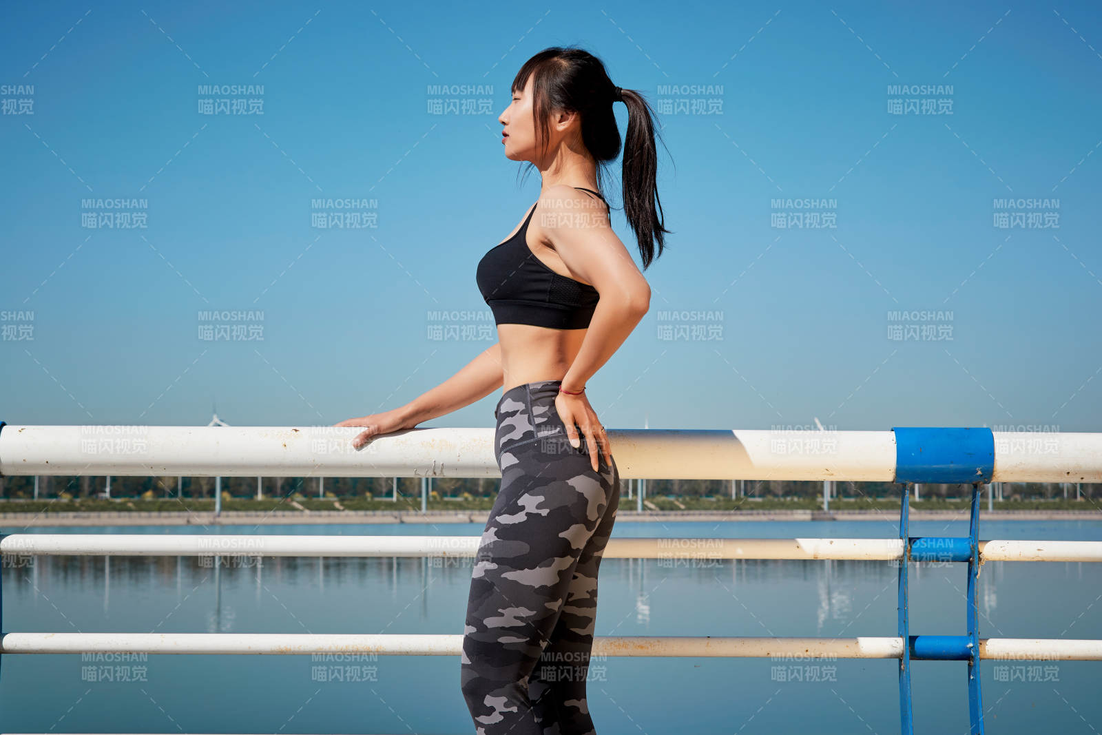 户外河畔公园进行跑步锻炼的亚洲女性图片