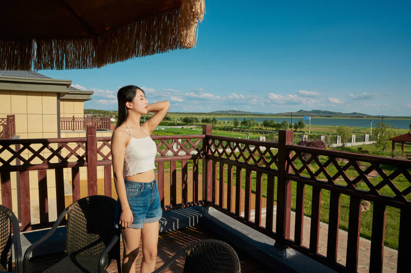 度假区酒店别墅天台上的美女图片