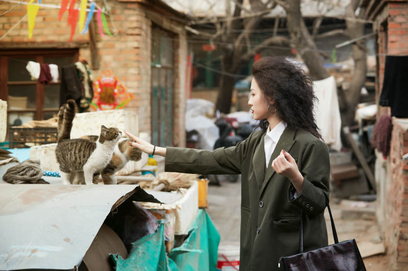 老旧城区里穿着复古港风的美丽清纯少女图片